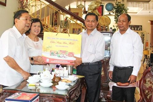 Đoàn lãnh đạo Vĩnh Long chúc Tết nguyên Bí thư Tỉnh ủy qua các thời kỳ
