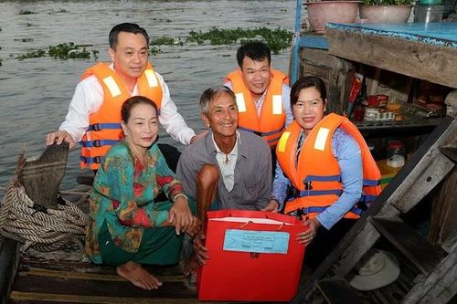 Tặng quà Tết cho thương hồ chợ nổi Cái Răng