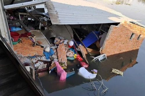 Thành phố Hồ Chí Minh: Ba người dân thoát nạn khi một nhà ven sông bị sập