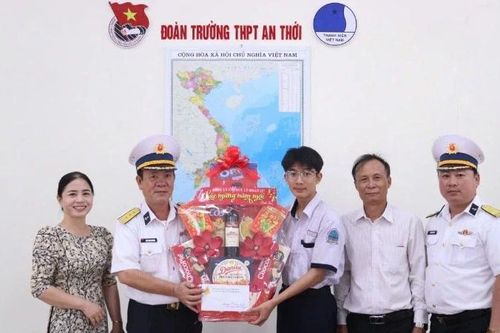 Ấm áp chương trình 'Xuân chung tay giữ biển - Tết thắm tình quân dân'