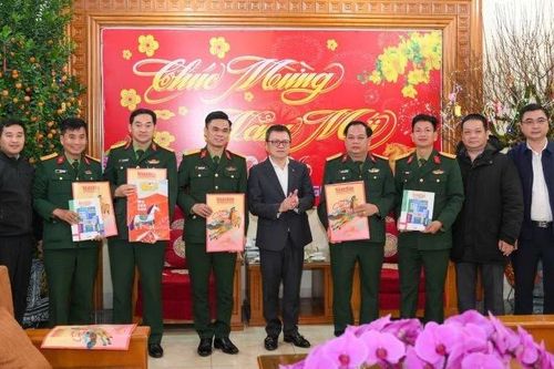 Đoàn công tác Báo Nhân Dân thăm, chúc Tết Sư đoàn 325