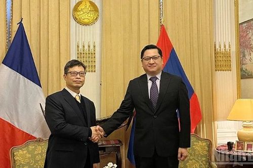 Đại sứ Việt Nam tại Pháp Trịnh Đức Hải chào xã giao Đại sứ Lào