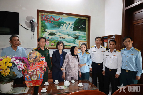 'Xuân Khu 5 đoàn kết - Tết thắm tình quân dân' tại vùng lũ Hòa Thịnh
