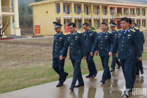 Chính ủy Quân chủng Phòng không - Không quân kiểm tra, chúc Tết Trung đoàn 284