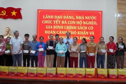 Phó Chủ tịch Quốc hội Trần Quang Phương thăm, tặng quà gia đình chính sách tại Quảng Ngãi