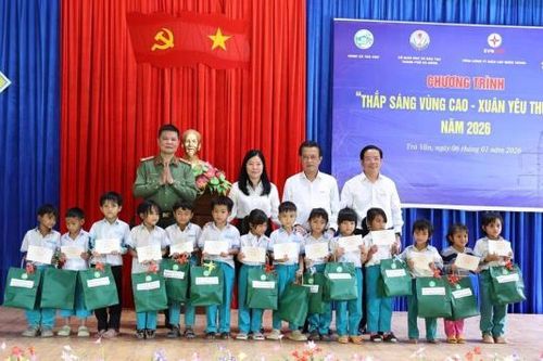 EVNCPC và ngành Giáo dục Đà Nẵng tổ chức nhiều chương trình an sinh xã hội tại xã Trà vân