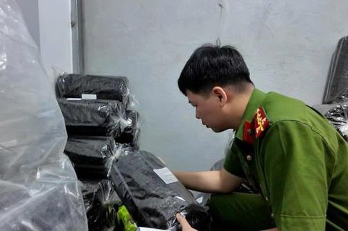 Phá vụ sản xuất, buôn bán hàng ngàn sản phẩm rong biển khô giả