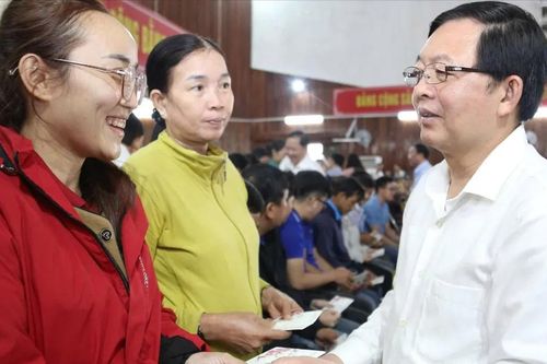 Phó Thủ tướng Hồ Quốc Dũng trao quà tết cho các hộ nghèo ở Gia Lai