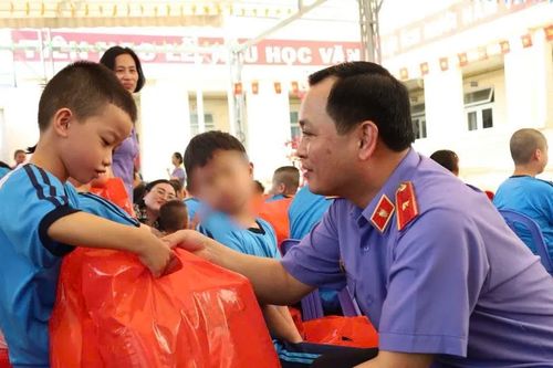 Viện trưởng VKSND TPHCM trao quà tết cho trẻ em khó khăn, hộ cận nghèo
