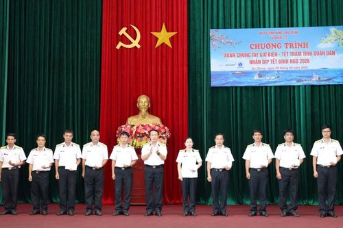 Lữ đoàn 127 tổ chức chương trình 'Xuân chung tay giữ biển - Tết thắm tình quân dân'