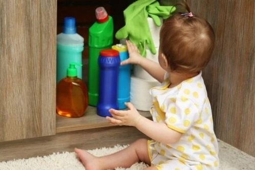 Cách xử trí khi trẻ uống nhầm dầu hỏa, tránh biến chứng nặng