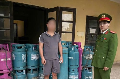 Bắt giữ đối tượng sang chiết hàng loạt bình gas trái phép ở Hà Nội