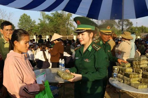 Xuân thắm tình quân dân trên vùng biên giới Sa Loong