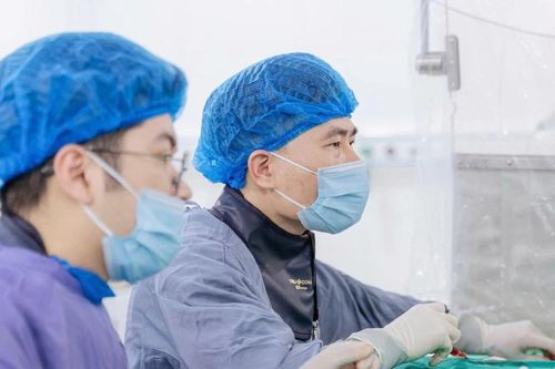 Vỡ dị dạng động tĩnh mạch, nam bệnh nhân 49 tuổi suýt tử vong