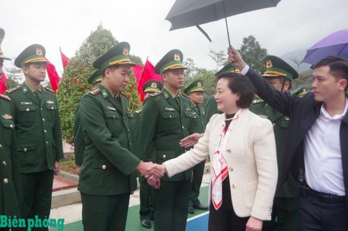 Phó Thủ tướng Phạm Thị Thanh Trà thăm, chúc Tết cán bộ, chiến sĩ Đồn Biên phòng Bát Xát