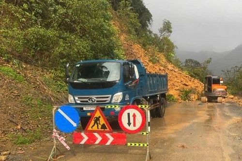 Quảng Trị: Sạt trượt đất đá trên đường Hồ Chí Minh nhánh Tây, giao thông bị ảnh hưởng