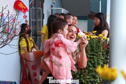 Bạn trẻ quốc tế và Đà Nẵng mang Tết sớm đến với các em nhỏ mồ côi