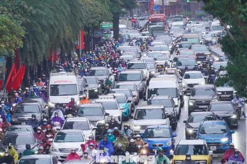Sáng đầu tuần mưa rét, người Hà Nội 'chôn chân' trên nhiều tuyến đường