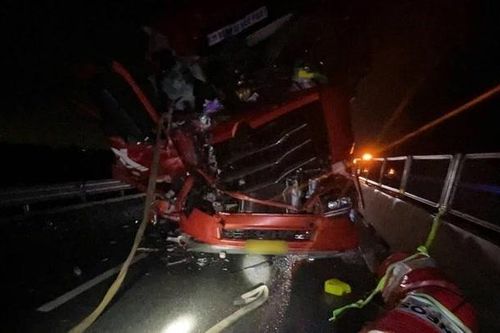 Tai nạn trên cao tốc, 2 người bị thương, giao thông ùn tắc