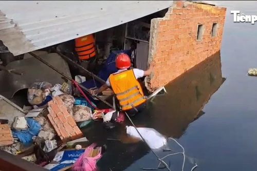 Sập nhà ven sông ở TPHCM