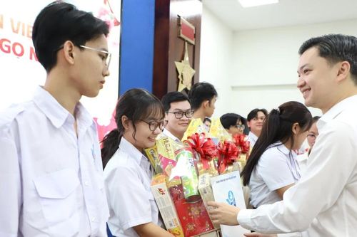 Bí thư Thường trực Trung ương Đoàn tặng quà, chúc tết cán bộ Hội, sinh viên TPHCM