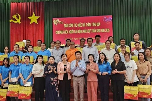 Hàng trăm phần quà đến với người lao động Cần Thơ dịp Tết