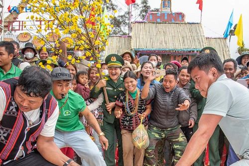 Bà con người Lào vui Tết Việt