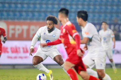 HIGHLIGHTS: Nguyễn Xuân Son im tiếng, Nam Định rơi điểm phút bù giờ trước Hà Tĩnh