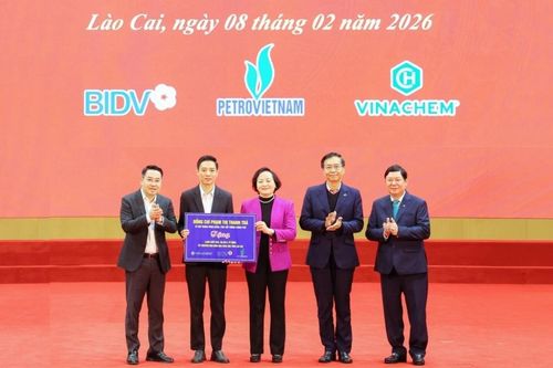 Phó Thủ tướng Phạm Thị Thanh Trà thăm, chúc Tết đồng bào các dân tộc và chiến sĩ biên phòng tỉnh Lào Cai