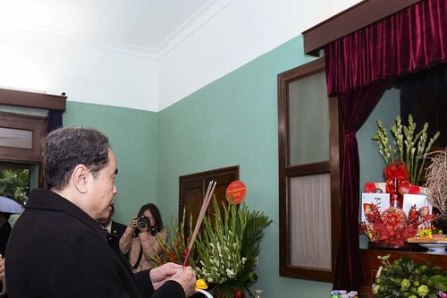 Chủ tịch Quốc hội dâng hương tưởng nhớ Chủ tịch Hồ Chí Minh tại Nhà 67