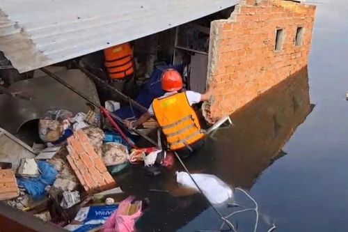 Sập nhà ven kênh ở TPHCM, 2 người bị thương