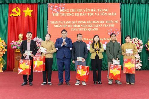 Thứ trưởng Nguyễn Hải Trung chúc Tết hộ nghèo, người có uy tín xã Yên Phú