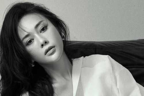Hoa hậu Kỳ Duyên tự tin khoe eo nhỏ xíu, Phương Oanh đăng ảnh nhiều ẩn ý