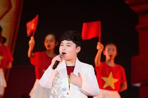 Ca sĩ 13 tuổi Dương Đức Hải gây xúc động khi hát 'Nhà tôi có treo một lá cờ'