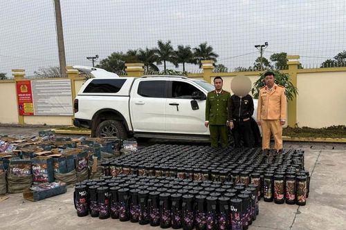 Chặn xe bán tải chở 390 bình 'khí cười' dịp giáp Tết