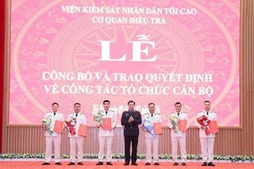VKSND tối cao công bố, trao quyết định bổ nhiệm cán bộ và Điều tra viên các ngạch