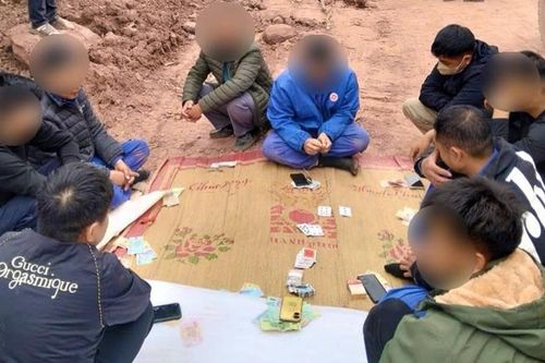 Bắt quả tang 9 đối tượng đánh 'liêng' ăn tiền tại bãi đất trống