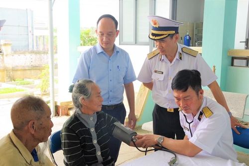 Ấm áp Chương trình 'Xuân chung tay giữ biển - Tết thắm tình quân dân'