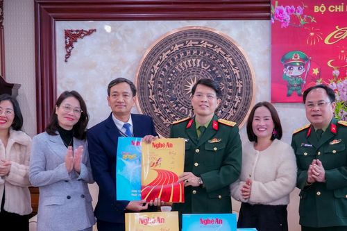 Báo và phát thanh, truyền hình Nghệ An tặng ấn phẩm báo Xuân tới cán bộ, chiến sĩ Bộ Chỉ huy Quân sự tỉnh, Ban Chỉ huy Bộ đội Biên phòng tỉnh