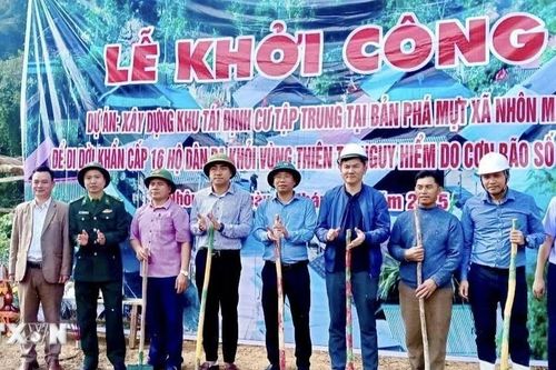 Nghệ An: Bàn giao đất tái định cư cho các hộ đồng bào Mông dựng nhà trước Tết