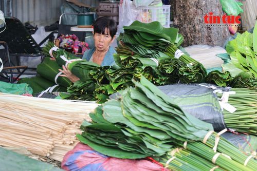 Chợ lá dong lớn nhất TP Hồ Chí Minh vào mùa Tết
