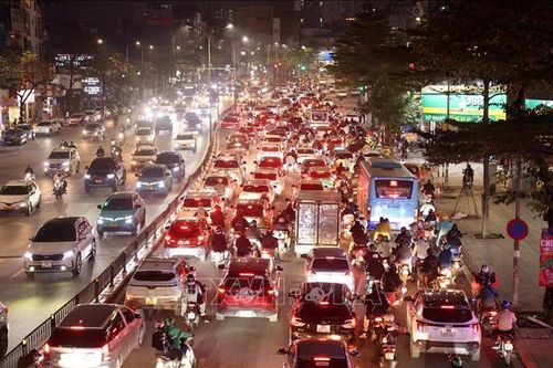 Đường phố Hà Nội đông nghẹt người những ngày cận Tết