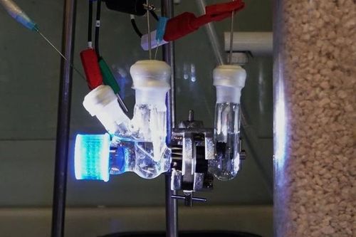 Biến CO₂ thành xăng bằng ánh sáng mặt trời: Giới khoa học Trung Quốc gây sốc