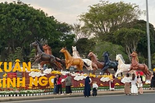 Năm ngựa tản mạn ngựa