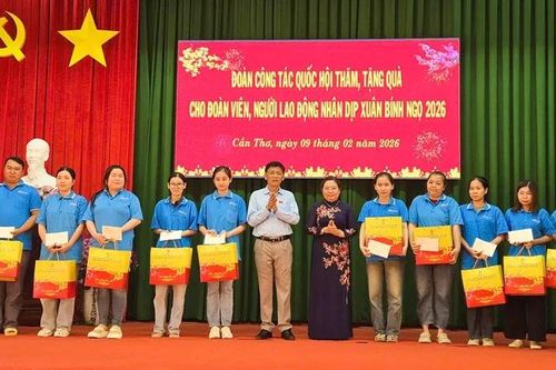 Chủ tịch Hội đồng Dân tộc của Quốc hội trao quà Tết tại Cần Thơ