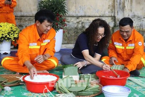 'Lính' truyền tải đón Tết sớm