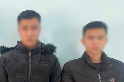 Bắt quả tang bí mật đáng xấu hổ của 3 thanh niên trong căn nhà