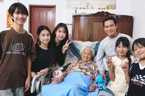 Vợ chồng Lý Hải đưa 4 con về quê thăm bà nội hơn 100 tuổi