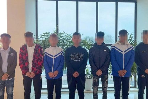 Giáo dục, răn đe 8 thanh thiếu niên vi phạm trật tự an toàn giao thông