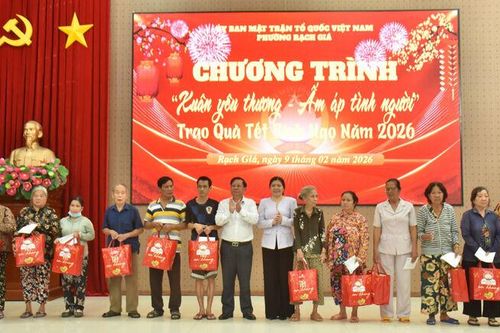 Trao 637 phần quà từ chương trình 'Xuân yêu thương - Ấm áp tình người' tại phường Rạch Giá